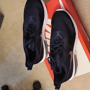 Women's athletic shoe